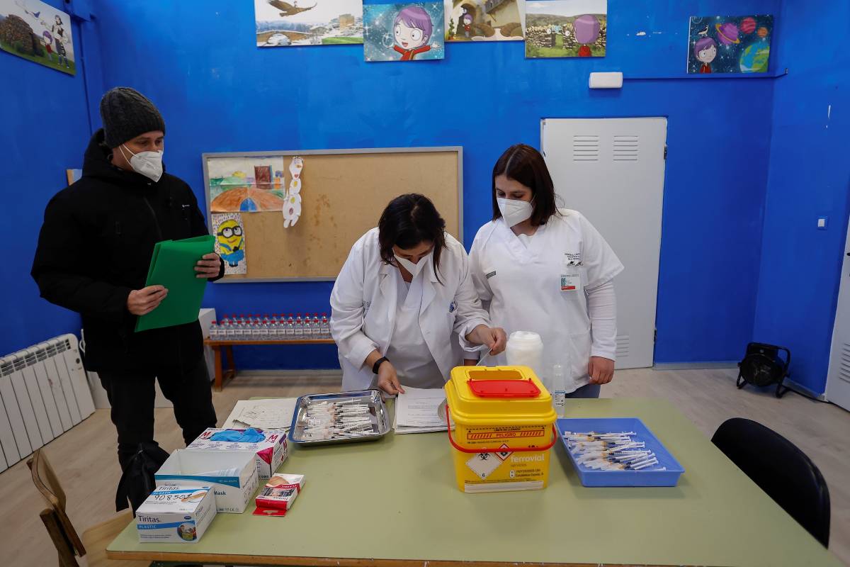 Personal sanitario prepara las vacunas en un colegio de la Comunidad Valenciana (Foto: EFE/Doménech Castelló / POOL)
